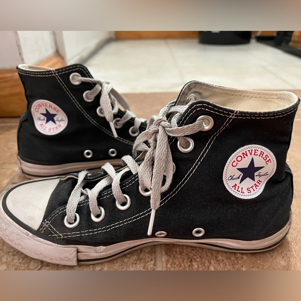 Converse Chuck Taylor All Star Canvas sneakers in size 6